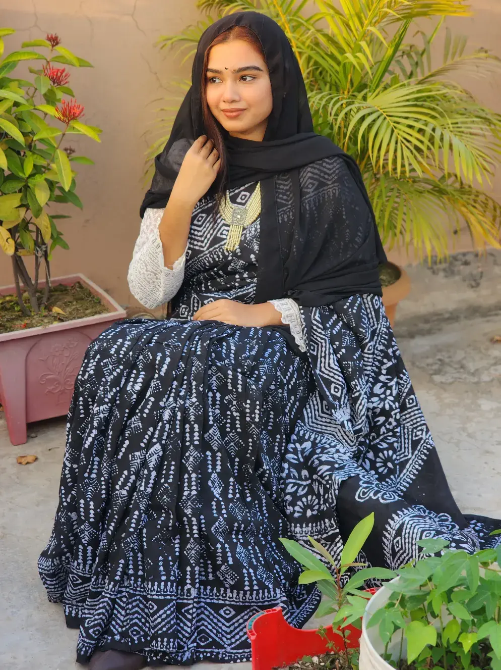 সিল্ক বাটিক শাড়ি – Black And White Saree WIth Hijab