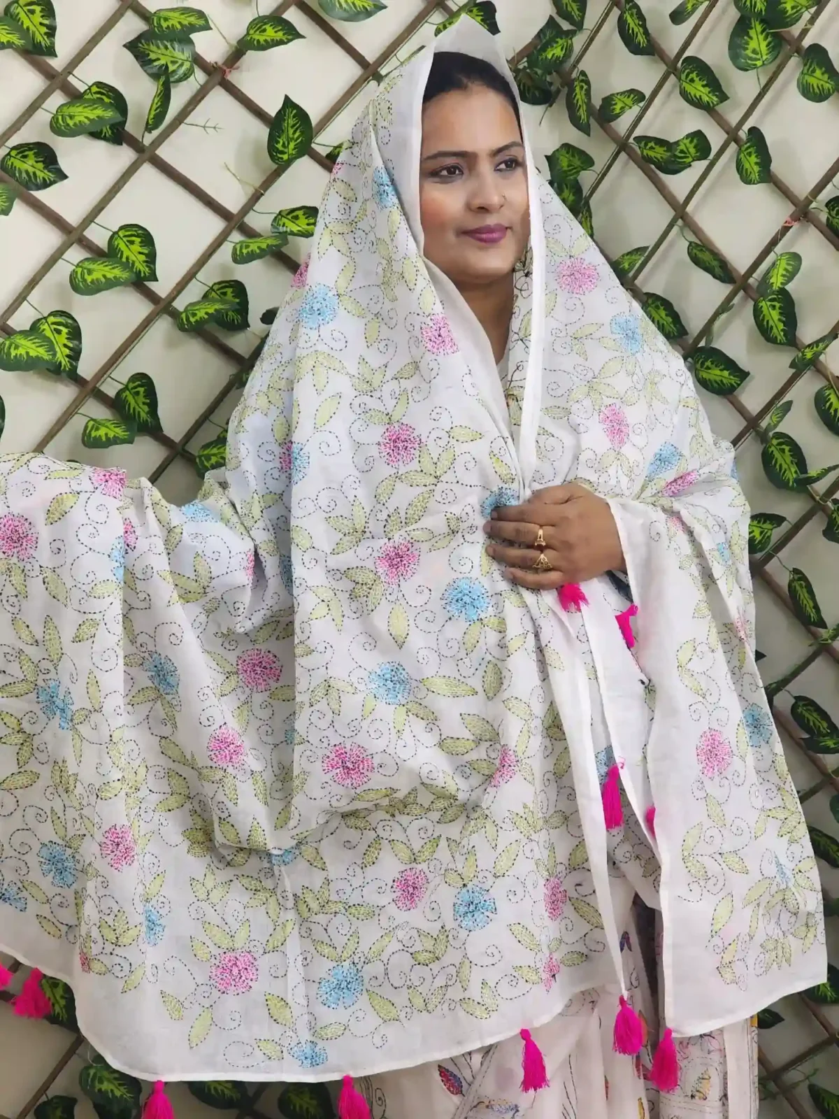 Elegant hand-embroidered cotton orna, perfect for namaz or gifting. Available in 2.5 hat and 5 hat sizes. Premium cotton, artisan-crafted with care