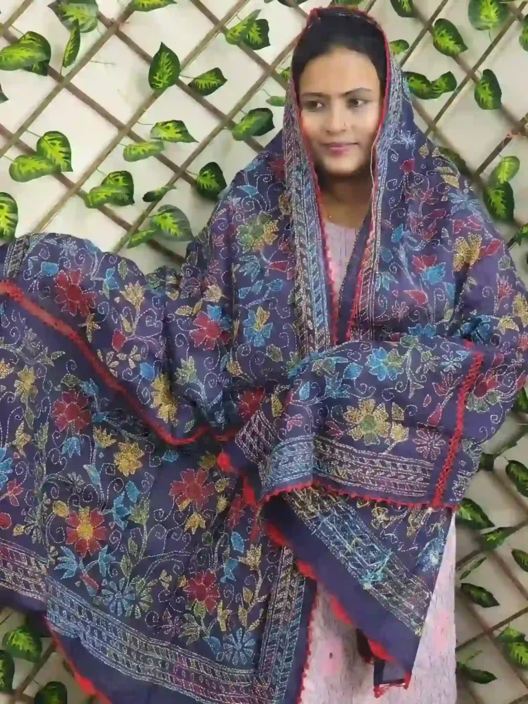Elegant hand-embroidered cotton orna, perfect for namaz or gifting. Available in 2.5 hat and 5 hat sizes. Premium cotton, artisan-crafted with care