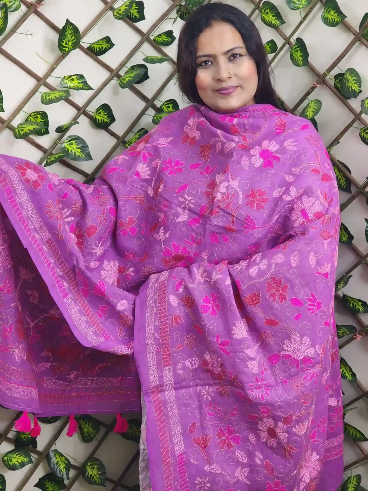 Elegant hand-embroidered cotton orna, perfect for namaz or gifting. Available in 2.5 hat and 5 hat sizes. Premium cotton, artisan-crafted with care
