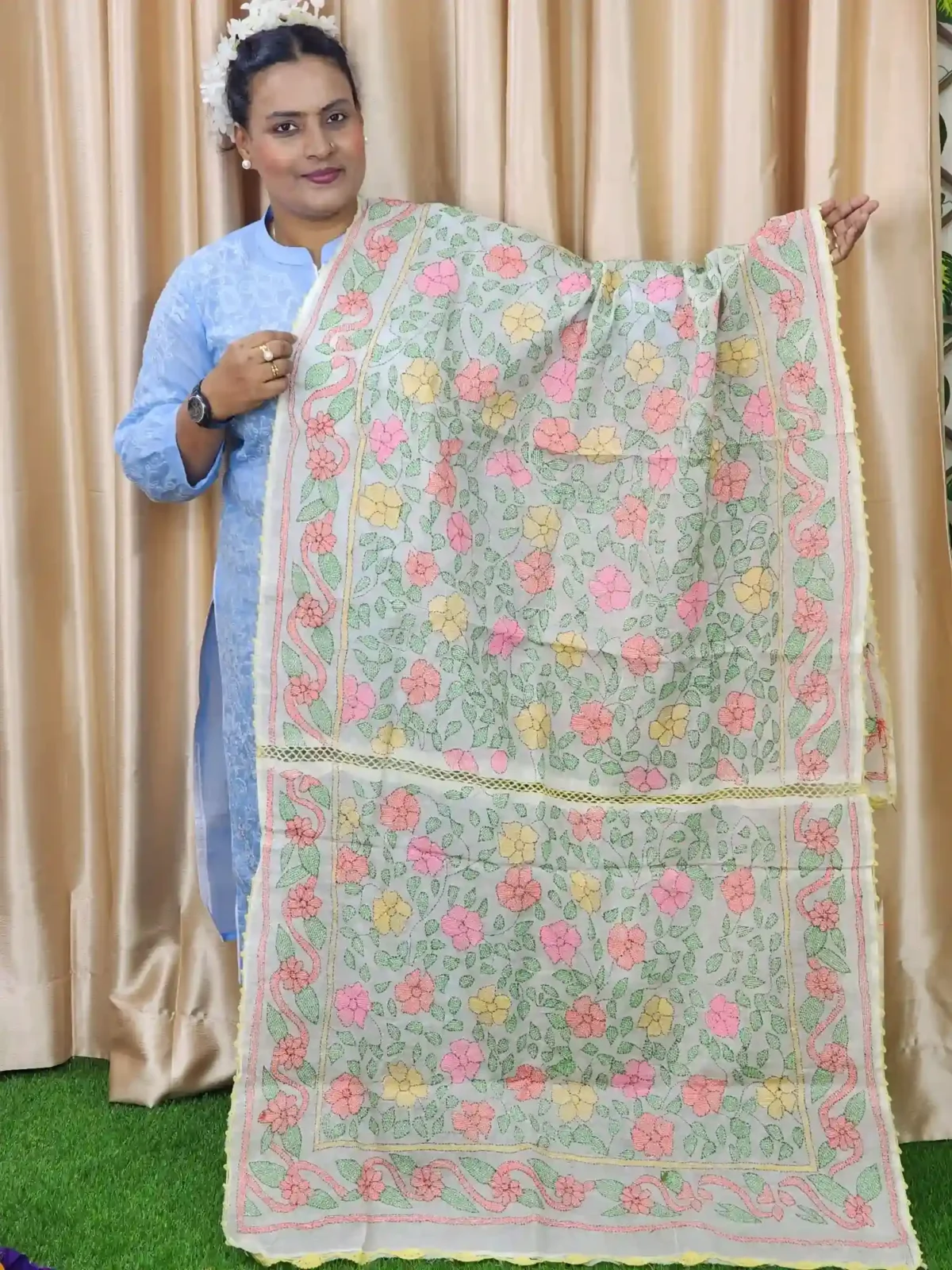 Elegant hand-embroidered cotton orna, perfect for namaz or gifting. Available in 2.5 hat and 5 hat sizes. Premium cotton, artisan-crafted with care