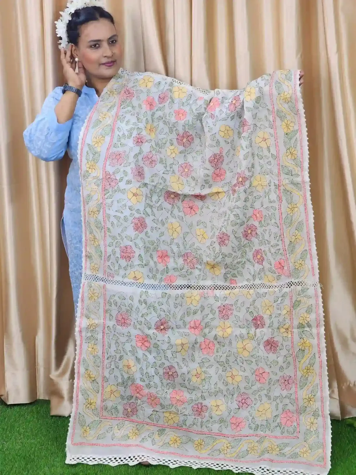 Elegant hand-embroidered cotton orna, perfect for namaz or gifting. Available in 2.5 hat and 5 hat sizes. Premium cotton, artisan-crafted with care