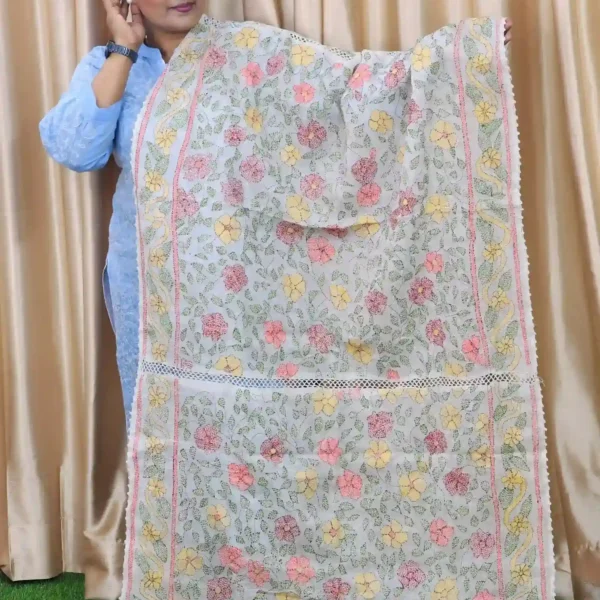 Elegant hand-embroidered cotton orna, perfect for namaz or gifting. Available in 2.5 hat and 5 hat sizes. Premium cotton, artisan-crafted with care