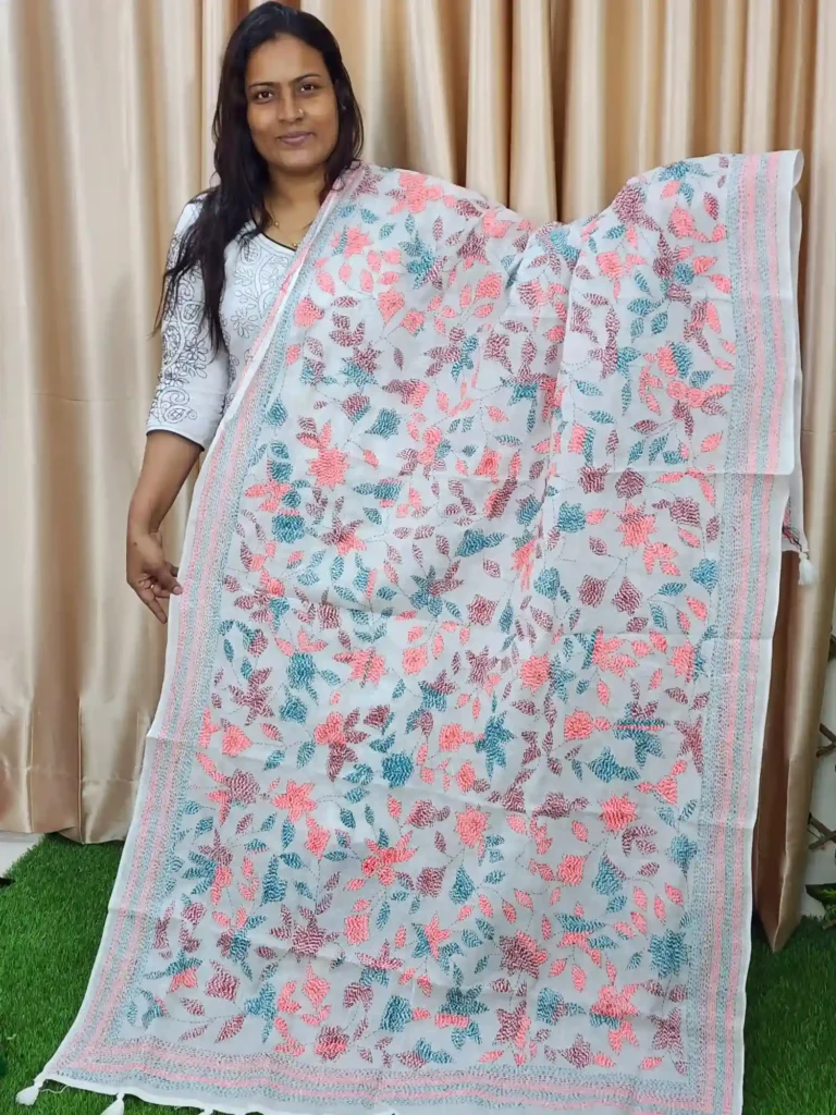 Elegant hand-embroidered cotton orna, perfect for namaz or gifting. Available in 2.5 hat and 5 hat sizes. Premium cotton, artisan-crafted with care