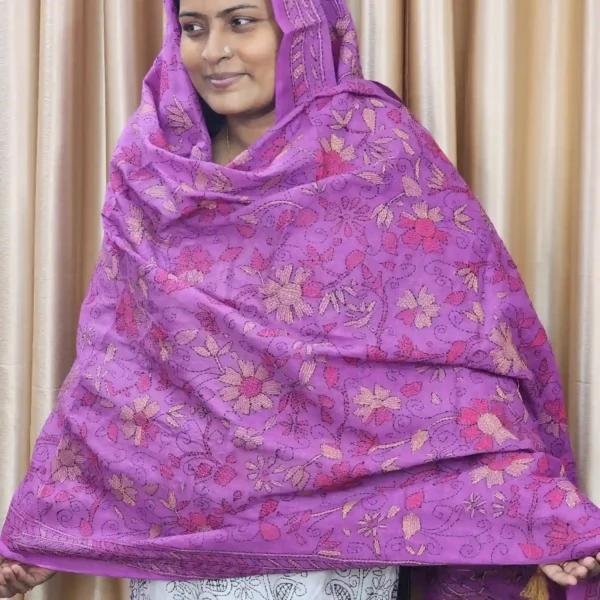 Elegant hand-embroidered cotton orna, perfect for namaz or gifting. Available in 2.5 hat and 5 hat sizes. Premium cotton, artisan-crafted with care