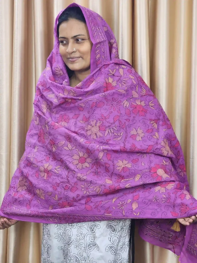 Elegant hand-embroidered cotton orna, perfect for namaz or gifting. Available in 2.5 hat and 5 hat sizes. Premium cotton, artisan-crafted with care