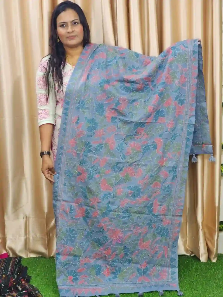 Elegant hand-embroidered cotton orna, perfect for namaz or gifting. Available in 2.5 hat and 5 hat sizes. Premium cotton, artisan-crafted with care