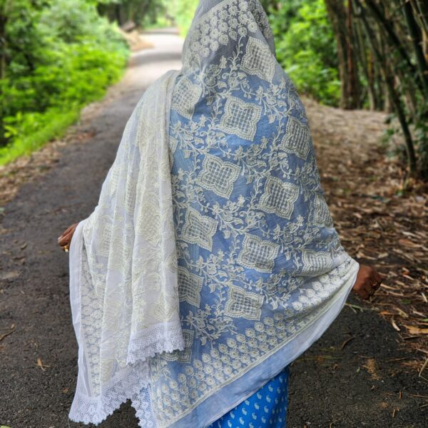 Elegant White embroidered cotton orna, perfect for namaz or gifting. Available in 2.5 hat and 5 hat sizes. Premium bexy cotton,artisan-crafted with care