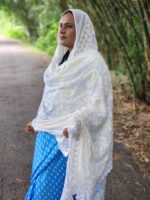 Elegant White embroidered cotton orna, perfect for namaz or gifting. Available in 2.5 hat and 5 hat sizes. Premium bexy cotton,artisan-crafted with care