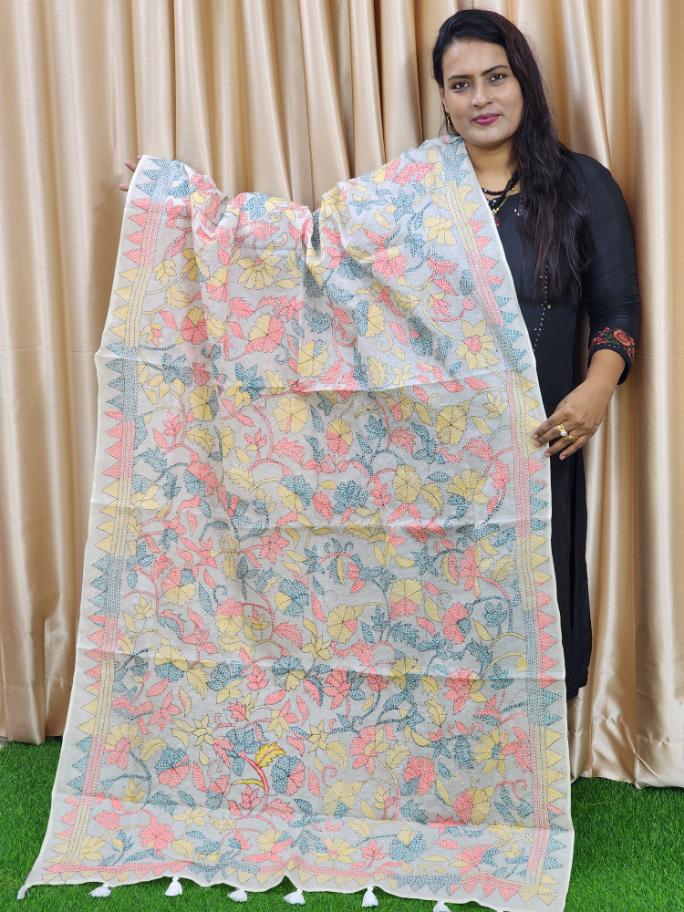 Elegant White Kantha Work cotton orna, perfect for namaz or gifting. Available in 2.5 hat and 5 hat sizes. Premium Pride cotton,artisan-crafted with care