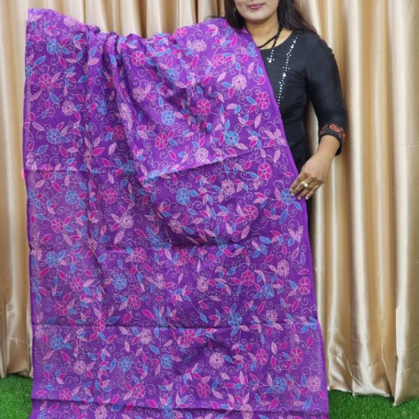 Kantha Work cotton orna, perfect for namaz or gifting. Available in 2.5 hat and 5 hat sizes. Premium Pride cotton,artisan-crafted with car