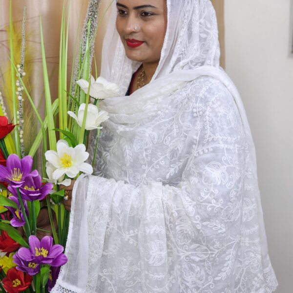 সুতি সাদা ওড়না-মায়াজাল ডিজাইন