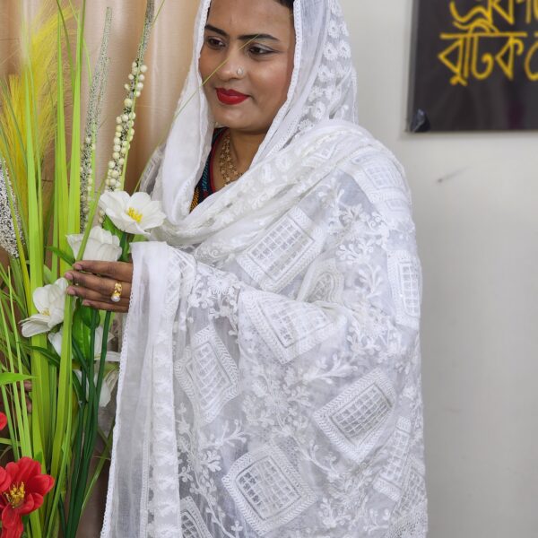 সুতি সাদা ওড়না-বরফি ডিজাইন