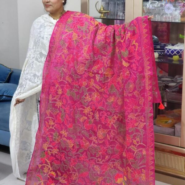 হাতের কাজের গোলাপি ওড়না