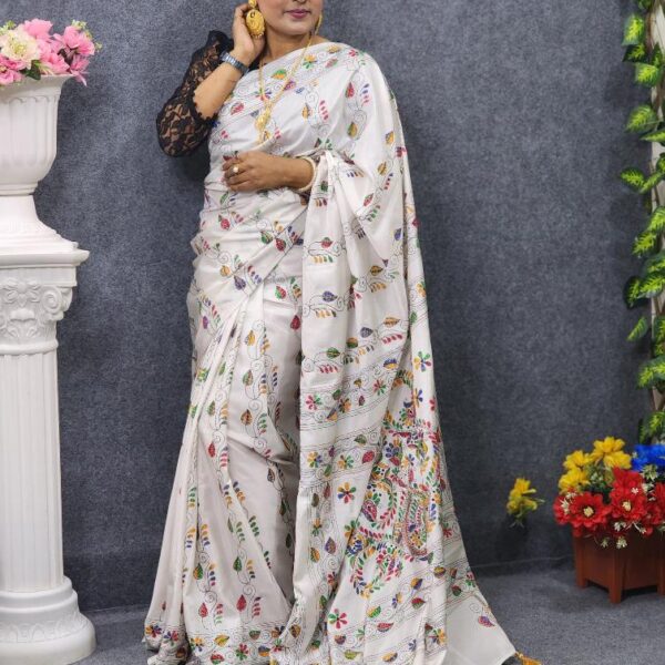 সাদা রঙের সিল্ক শাড়ি