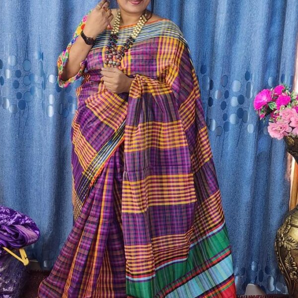 তাঁতের তৈরি গামছা শাড়ী