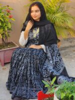 সিল্ক বাটিক শাড়ি - Black And White Saree WIth Hijab