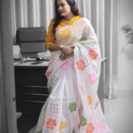 সাদা রংয়ের গুজরাটি সুতি শাড়ি